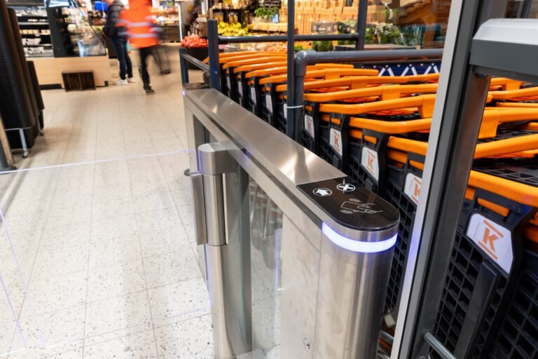 GT-250 + Denia + GL A1 — K-Supermarket Lasihytti — GT-250 pylon and full-height glass