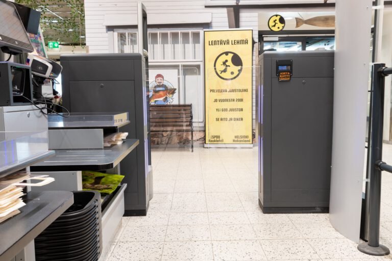 GT-250 + Denia + GL A1 — K-Supermarket Lasihytti — GT-250 trolley passage
