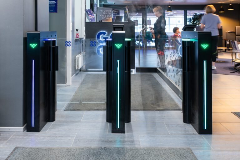 GT-60 speed gate — GOGO City — passage in use