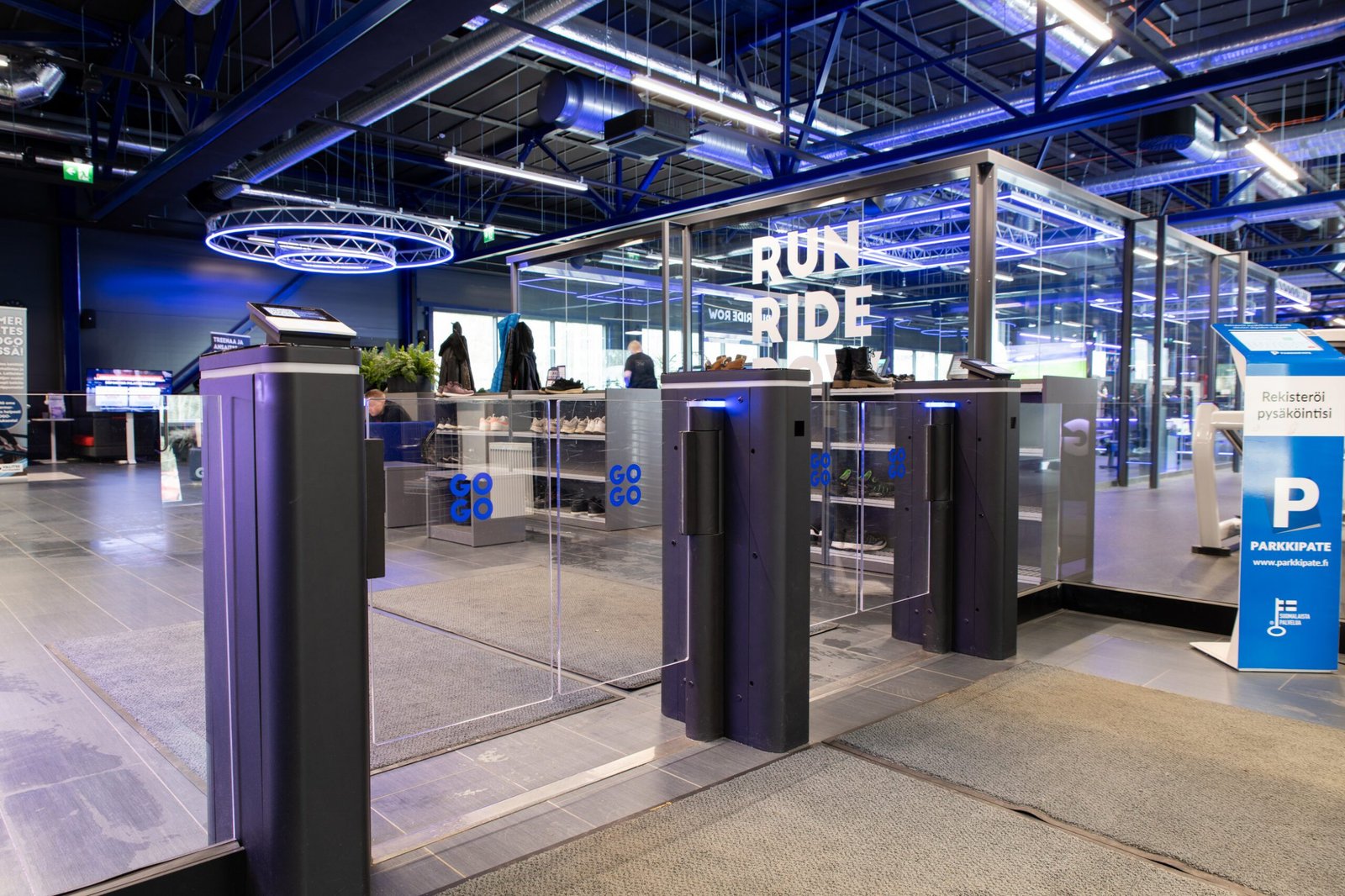 Speed Gate GT-60 in operation — multi-protocol reader integration