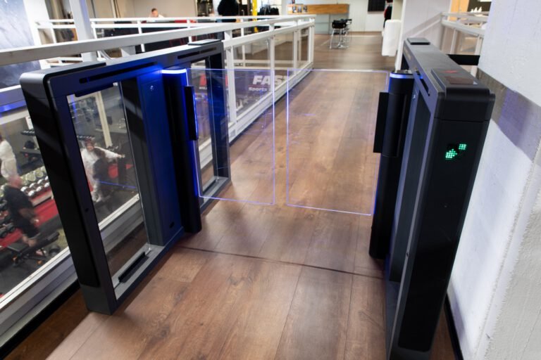 Speed Gate GT-70 — 0.1 s cycle, 7-pair sensor matrix, 10 million-cycle service life, IP54/IP65, RGB underlighting