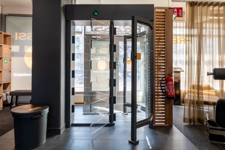 GT5 full-height turnstile — Fressi Urheilukatu — passage in use