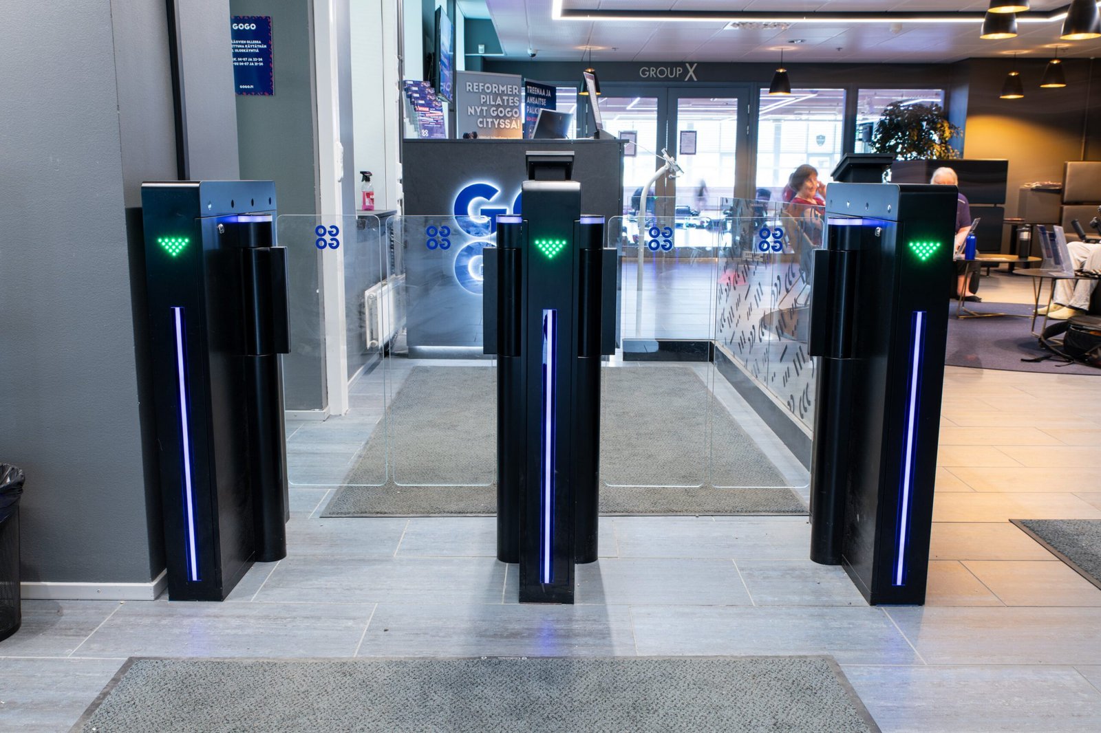 Speed Gate GT-60 in operation — slim 200 mm brushed steel pylon